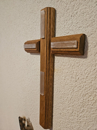 Seelenblitz Kreuz mit Edelsteinen Eichenholz-Kreuz mit Selenit-Kristallen