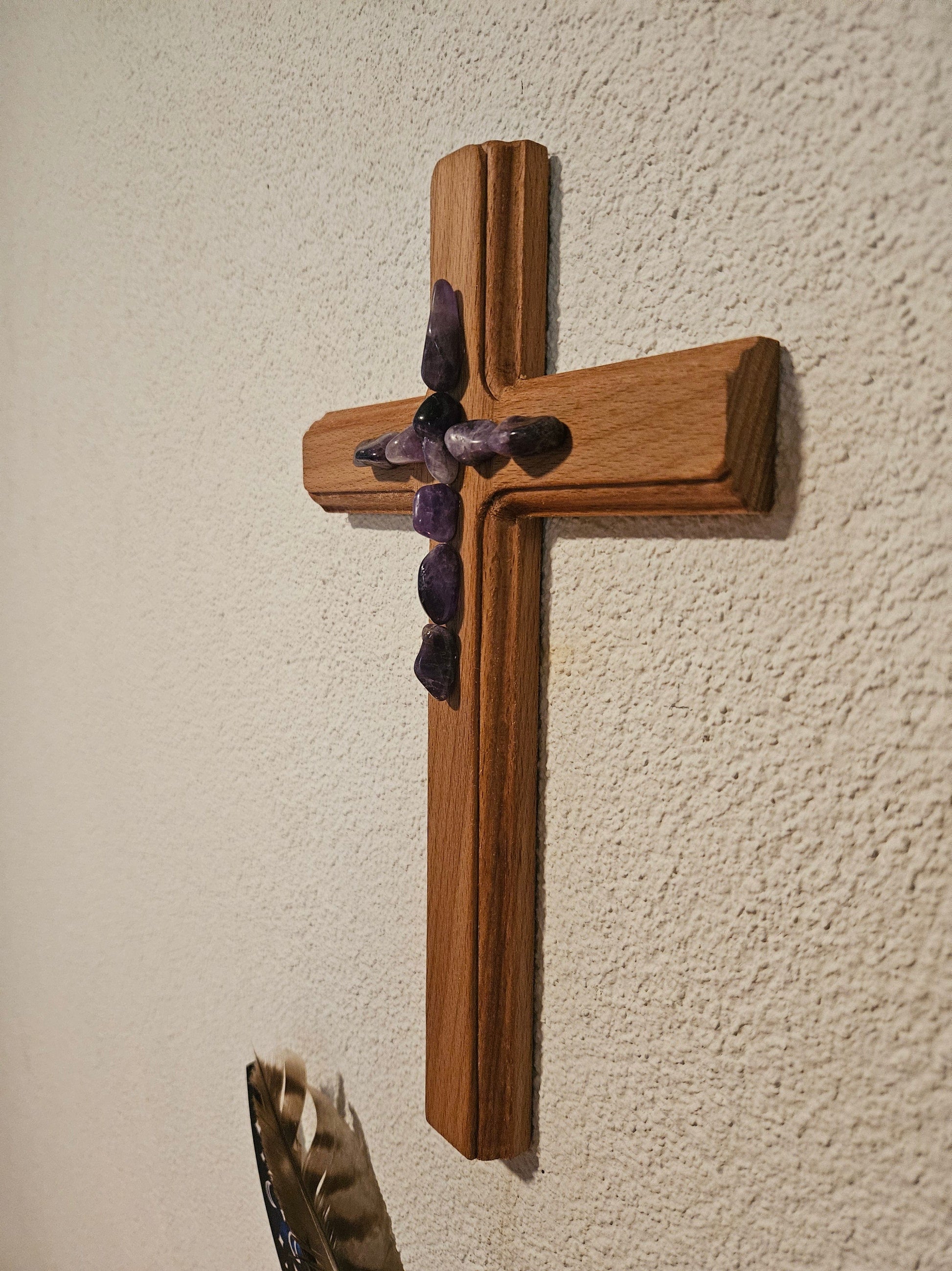 Seelenblitz Kreuz mit Edelsteinen Handgefertigtes Buchenholzkreuz mit Amethyst-Kristallen