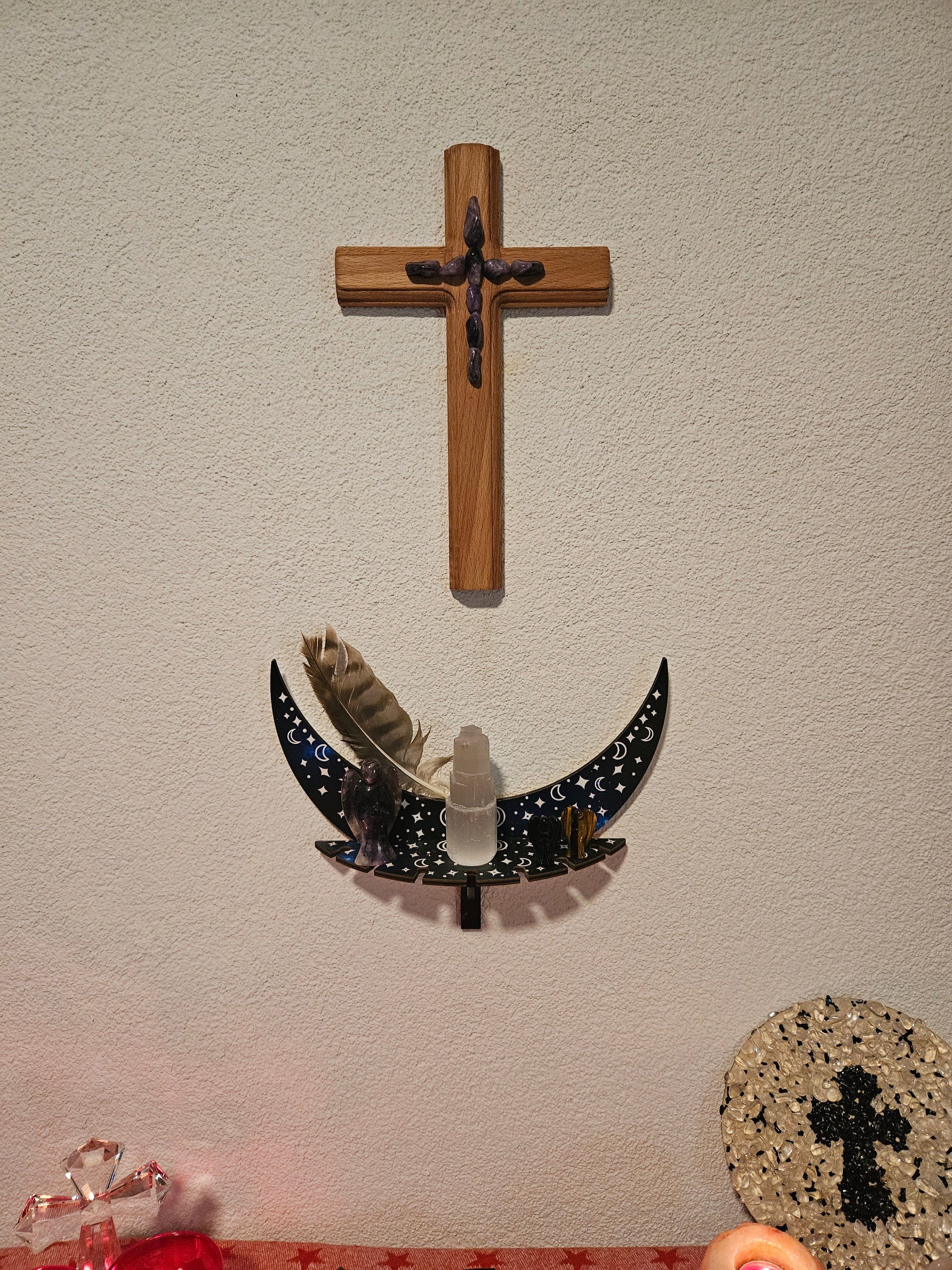 Seelenblitz Kreuz mit Edelsteinen Handgefertigtes Buchenholzkreuz mit Amethyst-Kristallen