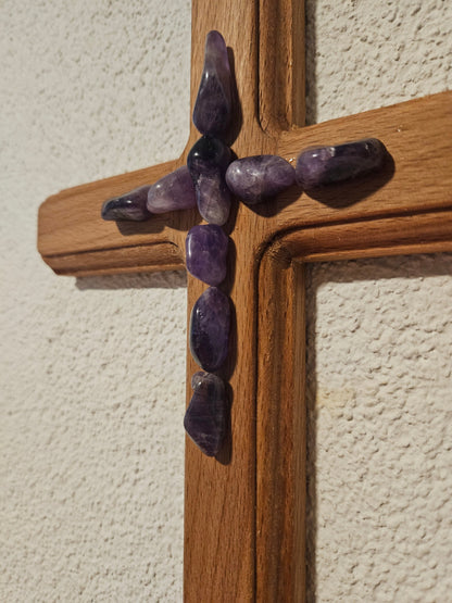 Seelenblitz Kreuz mit Edelsteinen Handgefertigtes Buchenholzkreuz mit Amethyst-Kristallen