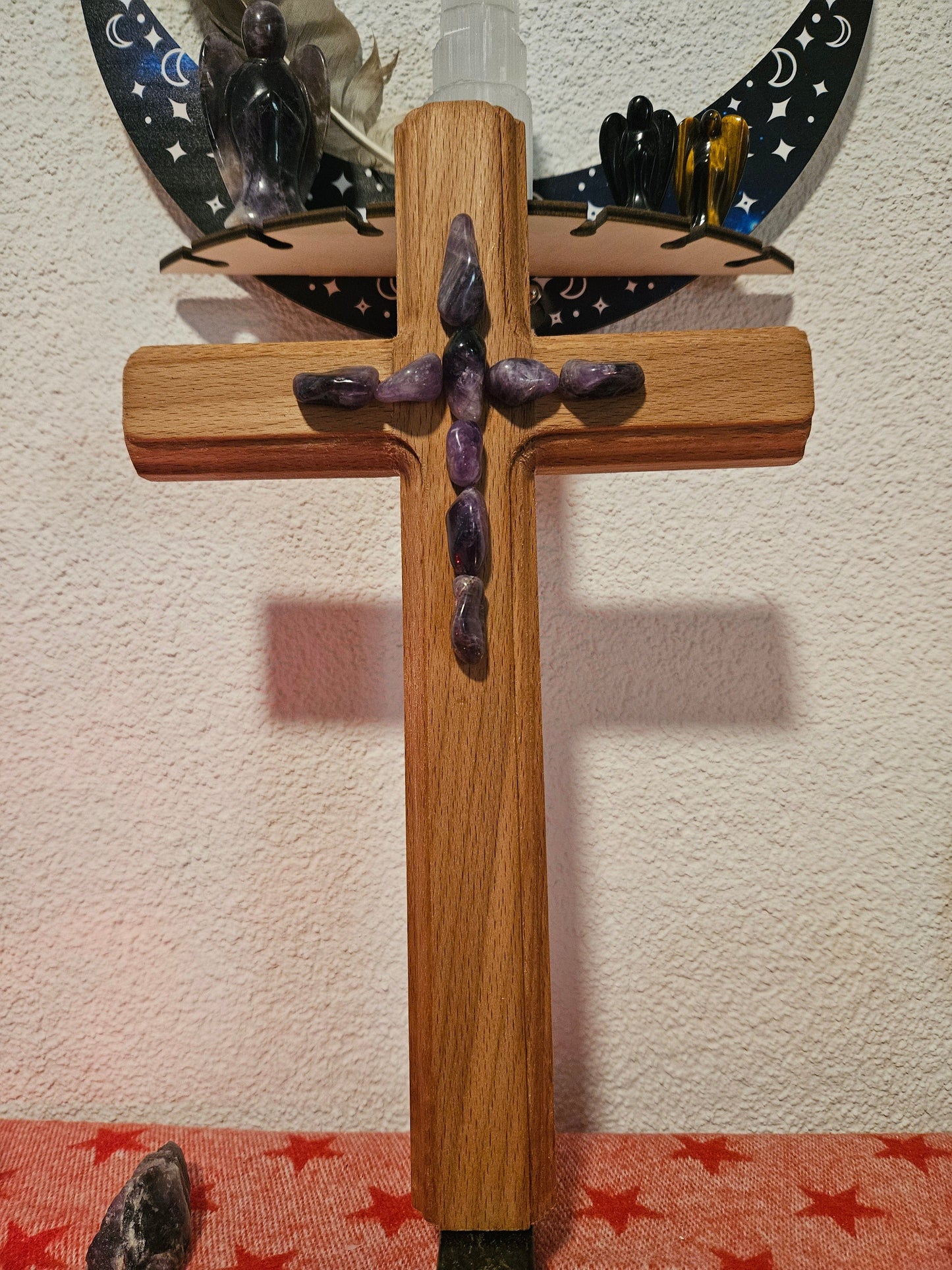 Seelenblitz Kreuz mit Edelsteinen Handgefertigtes Buchenholzkreuz mit Amethyst-Kristallen