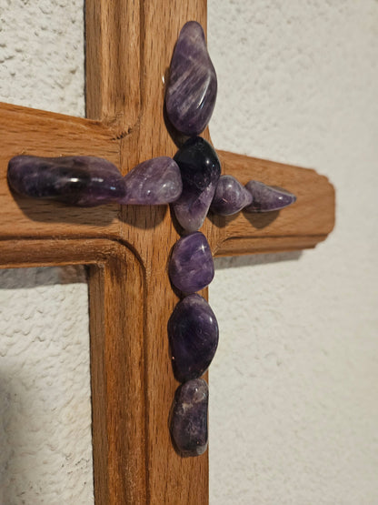 Seelenblitz Kreuz mit Edelsteinen Handgefertigtes Buchenholzkreuz mit Amethyst-Kristallen