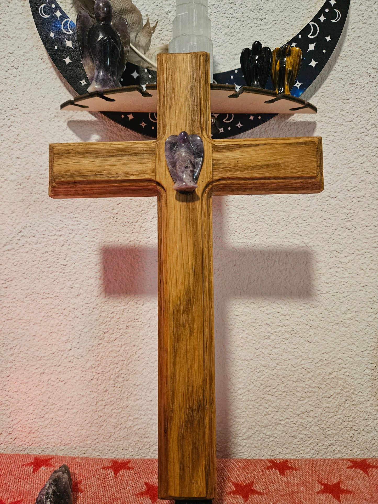 Seelenblitz Kreuz mit Edelsteinen Kreuz aus Eichenholz mit Amethyst-Engel