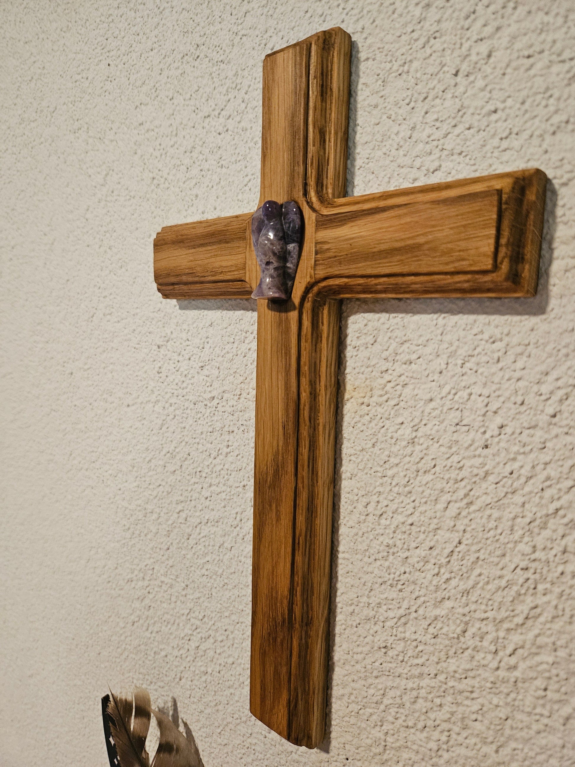 Seelenblitz Kreuz mit Edelsteinen Kreuz aus Eichenholz mit Amethyst-Engel