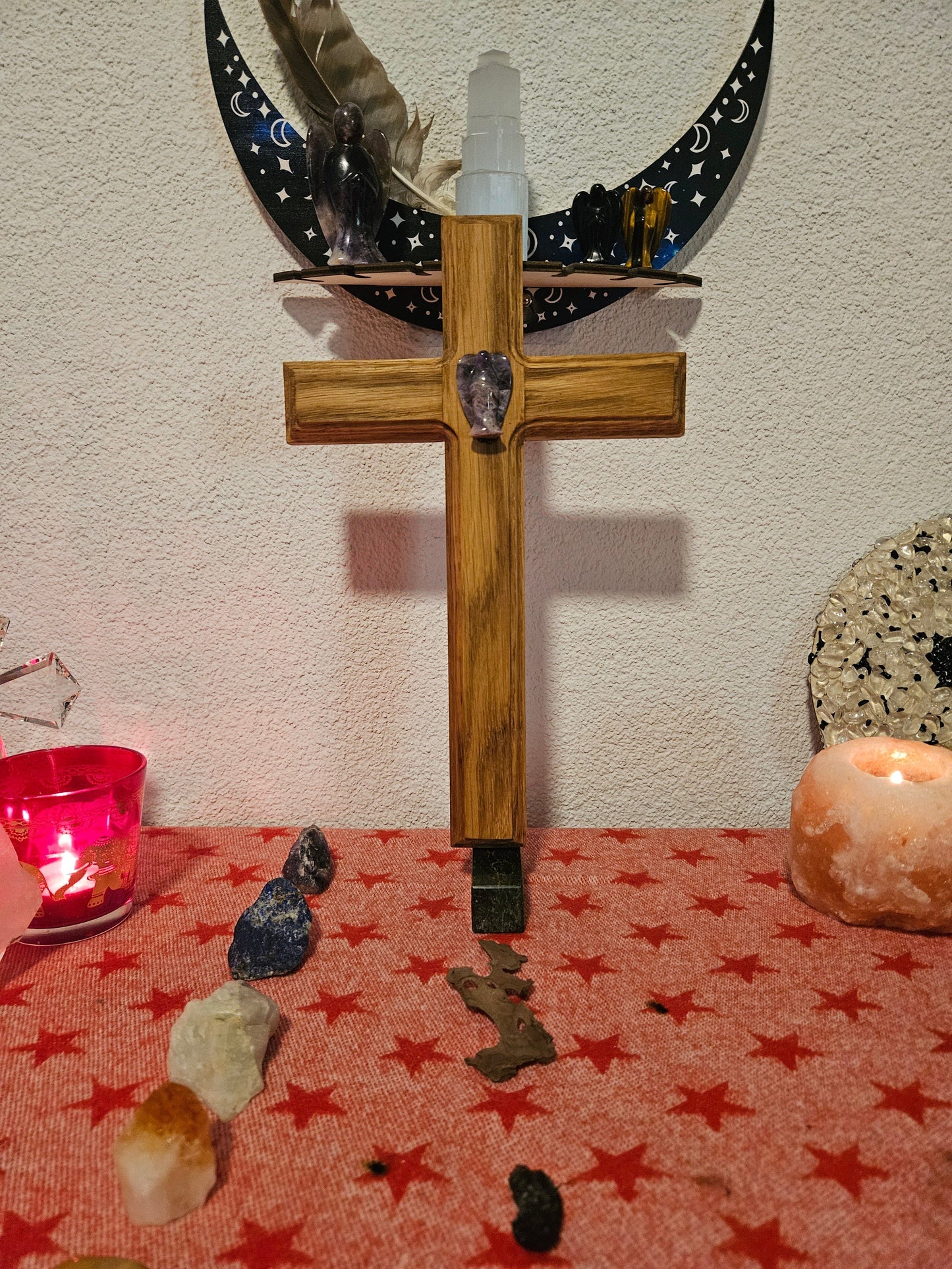 Seelenblitz Kreuz mit Edelsteinen Kreuz aus Eichenholz mit Amethyst-Engel