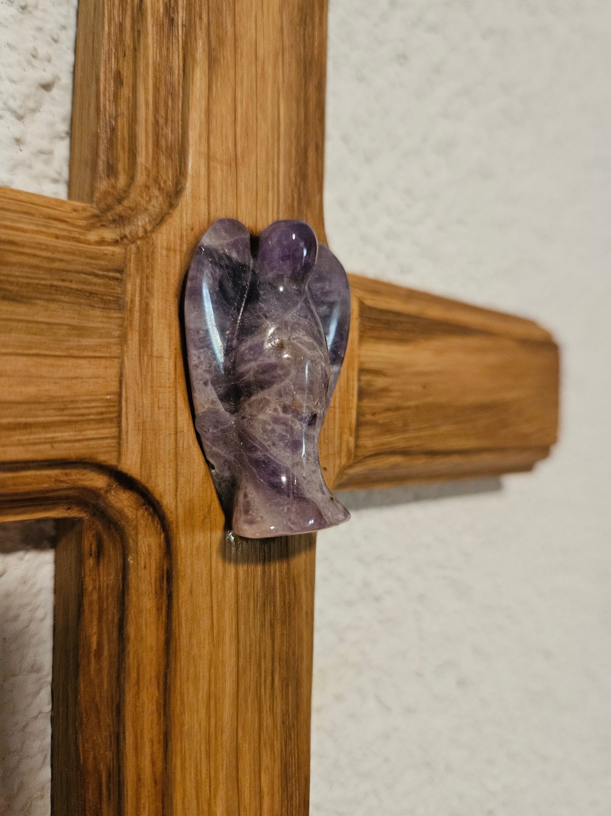 Seelenblitz Kreuz mit Edelsteinen Kreuz aus Eichenholz mit Amethyst-Engel