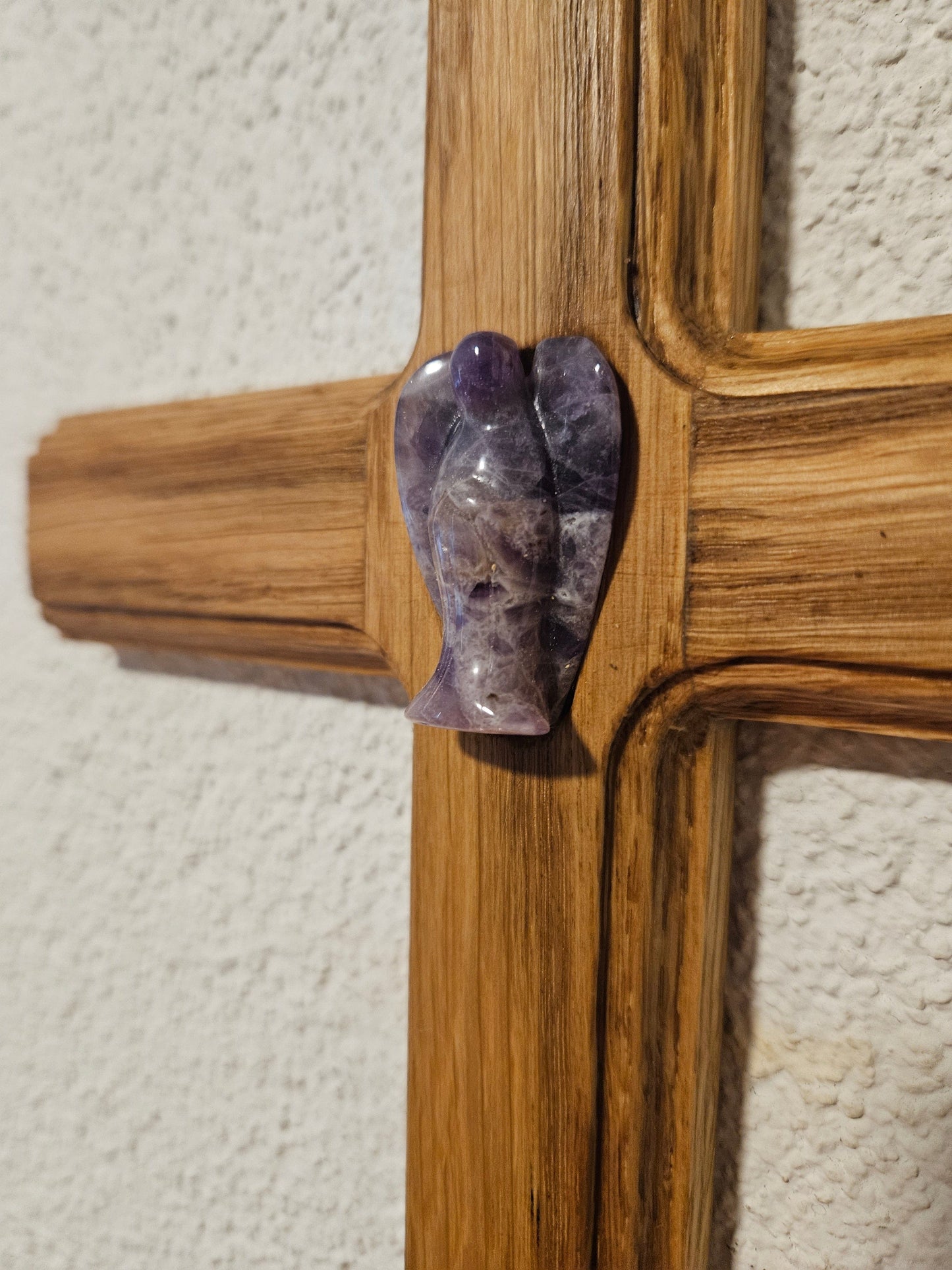 Seelenblitz Kreuz mit Edelsteinen Kreuz aus Eichenholz mit Amethyst-Engel