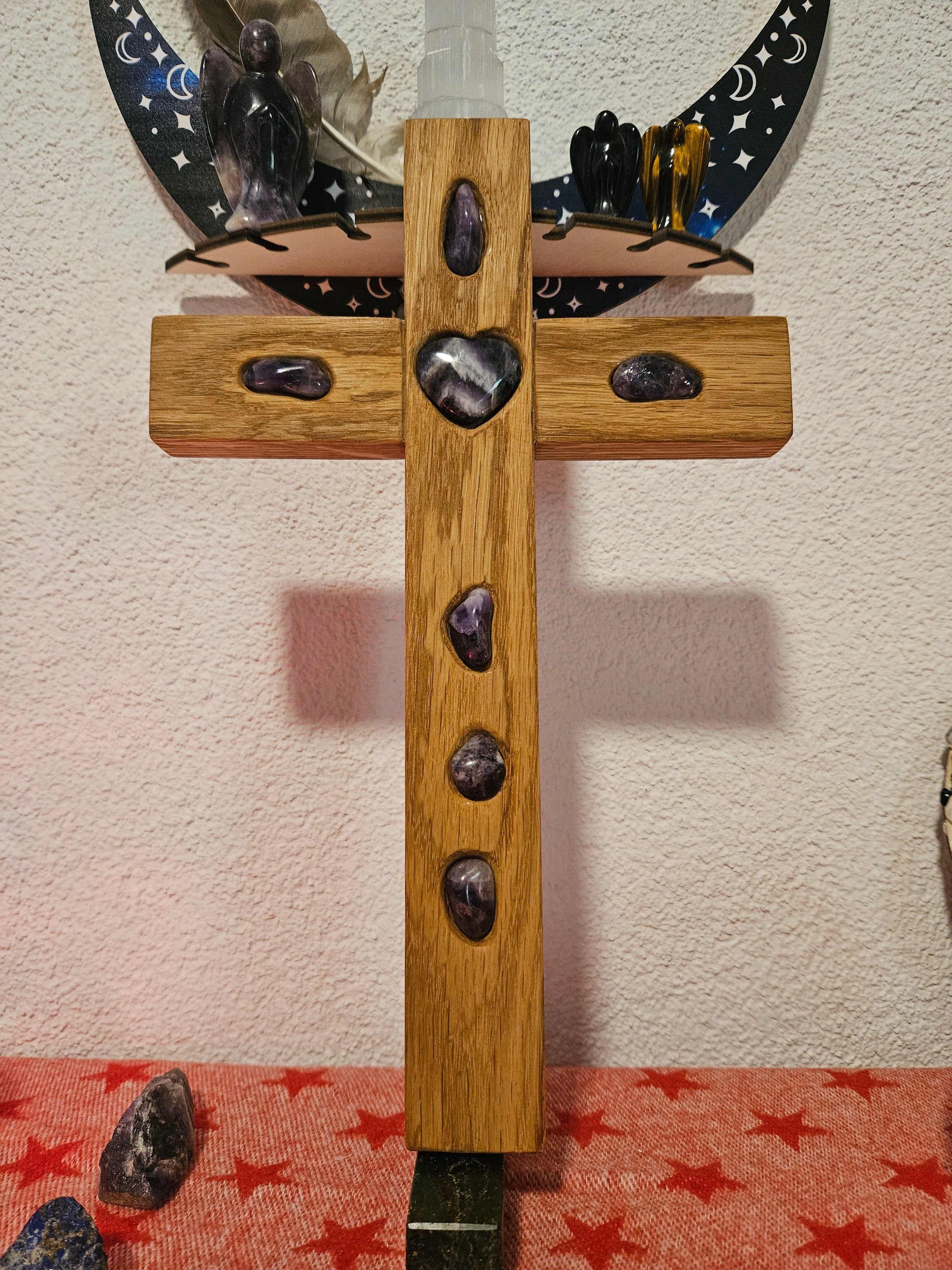 Seelenblitz Kreuz mit Edelsteinen Kreuz aus massivem Eichenholz mit Amethyst-Edelsteinen