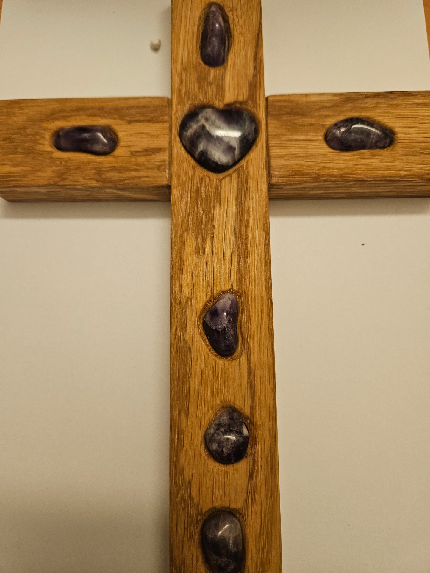 Seelenblitz Kreuz mit Edelsteinen Kreuz aus massivem Eichenholz mit Amethyst-Edelsteinen