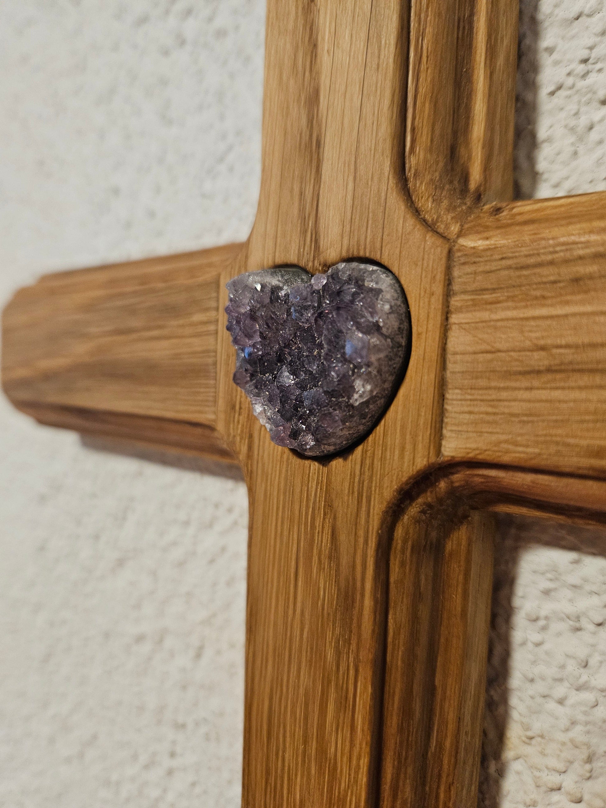 Seelenblitz Kreuz mit Edelsteinen Kreuze aus Eichenholz mit Amethyst-Kristall in verschieden Varianten